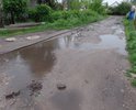 Дорога грунтовая не имеет асфальтового покрытия, в дождливую погоду размывает. В слякоть невозможно пройти.