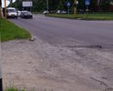 По ул. Калинина, мной уже более 10-ти дней наблюдается повреждение дорожного покрытия в виде ямы, размеры которой превышают нормативно допустимые, установленные п.3.1.2 ГОСТ Р 50597-93, и которая представляет явную опасность для дорожного движения.