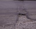 По ул. Калинина, мной уже более 10-ти дней наблюдается повреждение дорожного покрытия в виде ямы, размеры которой превышают нормативно допустимые, установленные п.3.1.2 ГОСТ Р 50597-93, и которая представляет явную опасность для дорожного движения.