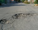 По пер. Больничный мной уже более 10-ти дней наблюдается повреждение дорожного покрытия в виде ямы, размеры которой превышают нормативно допустимые, установленные п.3.1.2 ГОСТ Р 50597-93, и которая представляет явную опасность для дорожного движения.