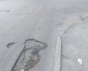 На ул. Низяева, мной уже более месяца наблюдается повреждение дорожного покрытия в виде ямы, размеры которой превышают нормативно допустимые, установленные п.3.1.2 ГОСТ Р 50597-93, и которая представляет явную опасность для дорожного движения.
