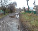 Центр города, а дороги вообще нет. В колхозах проезд лучше.