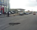 Крупная яма в центре дороги