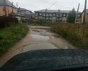Дорога находится в неудовлетворительном состоянии, асфальтовое покрытие нарушено, разбито, ямы, колеи, выбоины, в дождливую погоду образуются промоины, лужи, затруднено движение пешеходов и автотранспорта (в том числе транспорта специального назначения, скорая, аварийные службы)