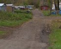 Дорога находится в неудовлетворительном состоянии, асфальтовое покрытие нарушено, разбито, ямы, колеи, выбоины, в дождливую погоду образуются промоины, лужи, затруднено движение пешеходов и автотранспорта (в том числе транспорта специального назначения, скорая, аварийные службы)