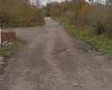 Дорога находится в неудовлетворительном состоянии, асфальтовое покрытие нарушено, разбито, ямы, колеи, выбоины, в дождливую погоду образуются промоины, лужи, затруднено движение пешеходов и автотранспорта (в том числе транспорта специального назначения, скорая, аварийные службы)