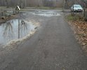 Огромные ямы во дворе у дома и к подъезду к почте Россия