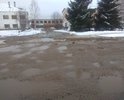 Дорога имеет грунтовое покрытие.
