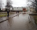 Дорога на участке от дома №13 по ул. Урицкого до дома №23 по ул. Гогиберидзе находится в ужасающем состоянии - глубокие ямы, практически полностью разрушившийся асфальт, сильные перепады высот. Особенно наглядно это видно после дождя - хоть лодку доставай.