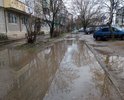 Полностью разрушившийся тротуар, который не ремонтировался уже долгое время, - невозможно пройти здесь без резиновых сапог.