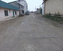Асфальта нет,посередине мусор и люк