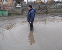 Участок улицы Котовского на котором легковые машины тонут ( на фото уровень воды в луже упал-подсохла, в дожди ещё + 15см).