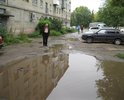 Дорога находится в неудовлетворительном состоянии, разбита, ямы, колеи, выбоины, в дождливую погоду образуются промоины, лужи, затруднено движение пешеходов и автотранспорта (в том числе транспорта специального назначения, скорая, аварийные службы)