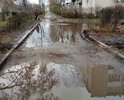 Дорога находится в неудовлетворительном состоянии, разбита, ямы, колеи, выбоины, в дождливую погоду образуются промоины, лужи, затруднено движение пешеходов и автотранспорта (в том числе транспорта специального назначения, скорая, аварийные службы)