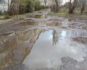 Дорога находится в неудовлетворительном состоянии, разбита, ямы, колеи, выбоины, в дождливую погоду образуются промоины, лужи, затруднено движение пешеходов и автотранспорта (в том числе транспорта специального назначения, скорая, аварийные службы)