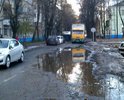 Нет разуклонки асфальта, постоянные подтопления асфальтобетонного покрытия, асфальт разрушен. Рядом детский садик.