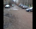 Здравствуйте. В этом месте нет даже асфальта. Просто земля изрытая и заставленная машинами вдоль детского садика "Полянка" №18.
Сколько мы ни обращались в местную администрацию, всё бесполезно, никакой реакции. Надеемся на вас.