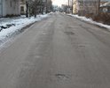 Множество мелких ям, а ведь если их не отремонтировать, то в следующий сезон они "вырастут" и уже ямочным ремонтом не обойдешься!