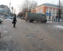 Ямы и колдобины на дороге в центре города, здесь и Вятский социально-экономический институт расположен, лицо города, а в таком состоянии...