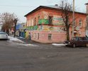 Ямы и колдобины на дороге в центре города, здесь и Вятский социально-экономический институт расположен, лицо города, а в таком состоянии...