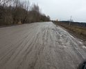 Участок дороги в Солнечногорском районе Московской области от Малого Московского кольца (д.Хоругвино) до деревни Холмы и далее деревни Бунтеиха в аварийном состоянии. На участках дороги протяженностью десятки метров асфальтовое покрытие разрушено полностью. Где асфальт сохранился - Множество глубоких ям. От деревни Холмы до деревни Бунтеиха участок дороги подсыпают жители и дачники. Администрация района ничего не делает. В районе деревни Безверхово идет строительство участка дроги-дублера ММК. Колоны грузовых автомобилей в ТЕМНОЕ ВРЕМЯ СУТОК!? (у меня есть видео) везут песок, гравий, цемент и т.д. Иногда  колею и ямы разравнивают грейдером (хватает на несколько дней). Почему строители доставляют материалы в темное время суток? Везут с нелегального карьера или не хотят брать на себя ответственность за разрушенную дорогу? О строительной компании отсутствует какая-либо информация!