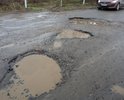 Участок дороги в Солнечногорском районе Московской области от Малого Московского кольца (д.Хоругвино) до деревни Холмы и далее деревни Бунтеиха в аварийном состоянии. На участках дороги протяженностью десятки метров асфальтовое покрытие разрушено полностью. Где асфальт сохранился - Множество глубоких ям. От деревни Холмы до деревни Бунтеиха участок дороги подсыпают жители и дачники. Администрация района ничего не делает. В районе деревни Безверхово идет строительство участка дроги-дублера ММК. Колоны грузовых автомобилей в ТЕМНОЕ ВРЕМЯ СУТОК!? (у меня есть видео) везут песок, гравий, цемент и т.д. Иногда  колею и ямы разравнивают грейдером (хватает на несколько дней). Почему строители доставляют материалы в темное время суток? Везут с нелегального карьера или не хотят брать на себя ответственность за разрушенную дорогу? О строительной компании отсутствует какая-либо информация!