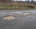 Участок дороги в Солнечногорском районе Московской области от Малого Московского кольца (д.Хоругвино) до деревни Холмы и далее деревни Бунтеиха в аварийном состоянии. На участках дороги протяженностью десятки метров асфальтовое покрытие разрушено полностью. Где асфальт сохранился - Множество глубоких ям. От деревни Холмы до деревни Бунтеиха участок дороги подсыпают жители и дачники. Администрация района ничего не делает. В районе деревни Безверхово идет строительство участка дроги-дублера ММК. Колоны грузовых автомобилей в ТЕМНОЕ ВРЕМЯ СУТОК!? (у меня есть видео) везут песок, гравий, цемент и т.д. Иногда  колею и ямы разравнивают грейдером (хватает на несколько дней). Почему строители доставляют материалы в темное время суток? Везут с нелегального карьера или не хотят брать на себя ответственность за разрушенную дорогу? О строительной компании отсутствует какая-либо информация!