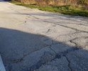На участке подъема от Южнобережного шоссе к Старому Севастопольскому шоссе встречаются трещины и выбоины в асфальте; в некоторых местах дорожное полотно деформируется; люк не закрыт - крышка отсутствует; на дороге разлит и засох бетон.