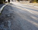 На участке подъема от Южнобережного шоссе к Старому Севастопольскому шоссе встречаются трещины и выбоины в асфальте; в некоторых местах дорожное полотно деформируется; люк не закрыт - крышка отсутствует; на дороге разлит и засох бетон.