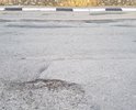 На участке Симеизского шоссе встречаются трещины и выбоины в асфальте; дорожное полотно на участке не ровное.