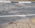 На участке Симеизского шоссе встречаются трещины и выбоины в асфальте; дорожное полотно на участке не ровное.