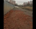 По улице «Институтский проезд» дорожное полотно резко заканчивается и переходит в гравийку, которую в лучшем случае, как можно заметить на прилагаемых фотографиях, засыпают щебнем или битым кирпичом. Несмотря на отсутствие дороги, этот маршрут довольно популярен среди жителей микрорайона Ольгино. Он позволяет объехать перманентную пробку по Носовихинскому шоссе.