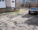 На ул. Речная и участке подъезда к жилым многоквартирным домам глубокие трещины, ямы и выбоины в асфальте (глубиной 10-15 см!!); асфальт крошится и размывается; на отдельных участках улицы асфальтовое покрытие разрушено и отсутствует; в глубоких выбоинах скапливается вода.