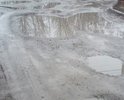 Дорогие друзья, вы только не подумайте что я здесь разместил фотографии дорог позапрошлого века, пострадавших от бомбежек и постоянного потока проезжающей военной техники. Отнють, это современный жилой поселок, в начеле даже претендующий на элитность. Как ранее удтверждалось "с огороженной территорией, дорогаими и охрано". Интересно то, что за дороги большенство жильцов оплатили по договору о купле-продаже домом, а всем остальным говорилось что дороги само собой подразумеваются. Понимаете, тут даже тротуаров не предусмотренно, т.е. физически во время дождей пешком на большую дорогу не пройти. Некоторые жильцы сами свои заборы отодвинули назад чтомы место для пешехода оставить, и то лишь перед собственным домом. прошу заметить, фото сделанно не в сезон дождей, когда поселок приближается  к Венеции, но к сожалению не по своей туристической привлекательности, а по ширине водных каналов. 
Хочу добавить, эти фото с домов которые сдавались в первую очередь, то есть более 3 лет назад, а сейчас продают стоить и продавать 3 очередь, и как вы догадываетесь без нкакого либо намека на дороги, более того, в открытую отказавшись от их строительства. И смею предположить, что администрация города, которая не раз была здесь по этому вопросу и уверяла что застройщик все исправит, вибимо переоценила уровень своего влияния на застройщика, или еще есть варианты...
Приглашаем вас в гости, на веселые заплывы