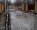 Дорогие друзья, вы только не подумайте что я здесь разместил фотографии дорог позапрошлого века, пострадавших от бомбежек и постоянного потока проезжающей военной техники. Отнють, это современный жилой поселок, в начеле даже претендующий на элитность. Как ранее удтверждалось "с огороженной территорией, дорогаими и охрано". Интересно то, что за дороги большенство жильцов оплатили по договору о купле-продаже домом, а всем остальным говорилось что дороги само собой подразумеваются. Понимаете, тут даже тротуаров не предусмотренно, т.е. физически во время дождей пешком на большую дорогу не пройти. Некоторые жильцы сами свои заборы отодвинули назад чтомы место для пешехода оставить, и то лишь перед собственным домом. прошу заметить, фото сделанно не в сезон дождей, когда поселок приближается  к Венеции, но к сожалению не по своей туристической привлекательности, а по ширине водных каналов. 
Хочу добавить, эти фото с домов которые сдавались в первую очередь, то есть более 3 лет назад, а сейчас продают стоить и продавать 3 очередь, и как вы догадываетесь без нкакого либо намека на дороги, более того, в открытую отказавшись от их строительства. И смею предположить, что администрация города, которая не раз была здесь по этому вопросу и уверяла что застройщик все исправит, вибимо переоценила уровень своего влияния на застройщика, или еще есть варианты...
Приглашаем вас в гости, на веселые заплывы