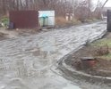 Дорогие друзья, вы только не подумайте что я здесь разместил фотографии дорог позапрошлого века, пострадавших от бомбежек и постоянного потока проезжающей военной техники. Отнють, это современный жилой поселок, в начеле даже претендующий на элитность. Как ранее удтверждалось "с огороженной территорией, дорогаими и охрано". Интересно то, что за дороги большенство жильцов оплатили по договору о купле-продаже домом, а всем остальным говорилось что дороги само собой подразумеваются. Понимаете, тут даже тротуаров не предусмотренно, т.е. физически во время дождей пешком на большую дорогу не пройти. Некоторые жильцы сами свои заборы отодвинули назад чтомы место для пешехода оставить, и то лишь перед собственным домом. прошу заметить, фото сделанно не в сезон дождей, когда поселок приближается  к Венеции, но к сожалению не по своей туристической привлекательности, а по ширине водных каналов. 
Хочу добавить, эти фото с домов которые сдавались в первую очередь, то есть более 3 лет назад, а сейчас продают стоить и продавать 3 очередь, и как вы догадываетесь без нкакого либо намека на дороги, более того, в открытую отказавшись от их строительства. И смею предположить, что администрация города, которая не раз была здесь по этому вопросу и уверяла что застройщик все исправит, вибимо переоценила уровень своего влияния на застройщика, или еще есть варианты...
Приглашаем вас в гости, на веселые заплывы