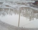 Дорогие друзья, вы только не подумайте что я здесь разместил фотографии дорог позапрошлого века, пострадавших от бомбежек и постоянного потока проезжающей военной техники. Отнють, это современный жилой поселок, в начеле даже претендующий на элитность. Как ранее удтверждалось "с огороженной территорией, дорогаими и охрано". Интересно то, что за дороги большенство жильцов оплатили по договору о купле-продаже домом, а всем остальным говорилось что дороги само собой подразумеваются. Понимаете, тут даже тротуаров не предусмотренно, т.е. физически во время дождей пешком на большую дорогу не пройти. Некоторые жильцы сами свои заборы отодвинули назад чтомы место для пешехода оставить, и то лишь перед собственным домом. прошу заметить, фото сделанно не в сезон дождей, когда поселок приближается  к Венеции, но к сожалению не по своей туристической привлекательности, а по ширине водных каналов. 
Хочу добавить, эти фото с домов которые сдавались в первую очередь, то есть более 3 лет назад, а сейчас продают стоить и продавать 3 очередь, и как вы догадываетесь без нкакого либо намека на дороги, более того, в открытую отказавшись от их строительства. И смею предположить, что администрация города, которая не раз была здесь по этому вопросу и уверяла что застройщик все исправит, вибимо переоценила уровень своего влияния на застройщика, или еще есть варианты...
Приглашаем вас в гости, на веселые заплывы