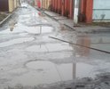 Дорогие друзья, вы только не подумайте что я здесь разместил фотографии дорог позапрошлого века, пострадавших от бомбежек и постоянного потока проезжающей военной техники. Отнють, это современный жилой поселок, в начеле даже претендующий на элитность. Как ранее удтверждалось "с огороженной территорией, дорогаими и охрано". Интересно то, что за дороги большенство жильцов оплатили по договору о купле-продаже домом, а всем остальным говорилось что дороги само собой подразумеваются. Понимаете, тут даже тротуаров не предусмотренно, т.е. физически во время дождей пешком на большую дорогу не пройти. Некоторые жильцы сами свои заборы отодвинули назад чтомы место для пешехода оставить, и то лишь перед собственным домом. прошу заметить, фото сделанно не в сезон дождей, когда поселок приближается  к Венеции, но к сожалению не по своей туристической привлекательности, а по ширине водных каналов. 
Хочу добавить, эти фото с домов которые сдавались в первую очередь, то есть более 3 лет назад, а сейчас продают стоить и продавать 3 очередь, и как вы догадываетесь без нкакого либо намека на дороги, более того, в открытую отказавшись от их строительства. И смею предположить, что администрация города, которая не раз была здесь по этому вопросу и уверяла что застройщик все исправит, вибимо переоценила уровень своего влияния на застройщика, или еще есть варианты...
Приглашаем вас в гости, на веселые заплывы