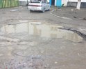 18.02.2018г мною на территории дороги по адресу: Республика Дагестан, г. Каспийск, ул. Ленина, д.60 , во въездах во дворы, а также в самом дворе, были обнаружены множественные повреждения дорожного полотна, размеры которых превышают предельно допустимые значения в соответствии с требованиями ГОСТ Р 50597-93 «Автомобильные дороги и улицы. Требования к эксплуатационному состоянию, допустимому по условиям обеспечения безопасности дорожного движения». Данные повреждения представляют опасность для участников дорожного движения.
  	В пункте 1 ГОСТ Р 50597-93 указана его область применения. В эту область входят «все дороги и улицы городов и других населенных пунктов». При этом там же указано, что «категории улиц и дорог в городах и населенных пунктах определяются по СНиП 2.07.01.».
При этом в СНиП 2.07.01, в разделе 6, в таблице 7, указаны, среди прочих, следующие категории улиц и дорог в городах и населённых пунктах:
   	1. «Улицы в жилой застройке» - транспортная (без пропуска грузового и общественного транспорта) и пешеходная связи на территории жилых районов (микрорайонов), выходы на магистральные улицы и дороги регулируемого движения.
  	2. «Проезды» - подъезд транспортных средств к жилым и общественным зданиям, учреждениям, предприятиям и другим объектам городской застройки внутри районов, микрорайонов, кварталов.
  	Указанный в моём заявлении проезд [во дворе дома номер 60, по улице Ленина] предназначен для подъезда транспортных средств к жилому зданию, а следовательно, на него распространяются требования ГОСТ Р 50597-93.
  	В статье 36 Жилищного кодекса указано, что: «Границы и размер земельного участка, на котором расположен многоквартирный дом, определяются в соответствии с требованиями земельного законодательства и законодательства о градостроительной деятельности.»

В соответствии с п.19 ч.1 ст.12 ФЗ «О полиции» на полицию возлагаются обязанность по осуществлению государственного контроля (надзора) за соблюдением правил, стандартов, технических норм и иных требований нормативных документов в области обеспечения безопасности дорожного движения. Максимальный срок, предусмотренный ГОСТ Р 50597-93 для исправления повреждений дорожного покрытия составляет 10 суток.
