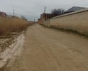 полное отсутствие дороги по которой проезжает муниципальный маршрут № 6. в период дождей на данной улице не возможно пройти и проехать, жижа и грязь, неоднократные попытки жителями данного микрорайона засыпать данную улицу собственными усилиями не увенчались успехом. Просим разобраться в данной ситуации, так как Микрорайон Афган городок относится к г. Каспийску. отсутствие дорожного полотна, очень затрудняет проживание в данном районегорода Требования к эксплуатационному состоянию, допустимому по условиям обеспечения безопасности дорожного движения». Данные повреждения представляют опасность для участников дорожного движения. В пункте 1 ГОСТ Р 50597-93 указана его область применения. В эту область входят «все дороги и улицы городов и других населенных пунктов». При этом там же указано, что «категории улиц и дорог в городах и населенных пунктах определяются по СНиП 2.07.01.». При этом в СНиП 2.07.01, в разделе 6, в таблице 7, указаны, среди прочих, следующие категории улиц и дорог в городах и населённых пунктах: 1. «Улицы в жилой застройке» - транспортная (без пропуска грузового и общественного транспорта) и пешеходная связи на территории жилых районов (микрорайонов), выходы на магистральные улицы и дороги регулируемого движения. 2. «Проезды» - подъезд транспортных средств к жилым и общественным зданиям, учреждениям, предприятиям и другим объектам городской застройки внутри районов, микрорайонов, кварталов. Указанный в моём заявлении проезд [во дворе дома номер 60, по улице Ленина] предназначен для подъезда транспортных средств к жилому зданию, а следовательно, на него распространяются требования ГОСТ Р 50597-93. В статье 36 Жилищного кодекса указано, что: «Границы и размер земельного участка, на котором расположен многоквартирный дом, определяются в соответствии с требованиями земельного законодательства и законодательства о градостроительной деятельности.» В соответствии с п.19 ч.1 ст.12 ФЗ «О полиции» на полицию возлагаются обязанность по осуществлению государственного контроля (надзора) за соблюдением правил, стандартов, технических норм и иных требований нормативных документов в области обеспечения безопасности дорожного движения. Максимальный срок, предусмотренный ГОСТ Р 50597-93 для исправления повреждений дорожного покрытия составляет 10 суток.