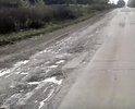 Дорога находится в неудовлетворительном состоянии, разбита, ямы, колеи, выбоины, в дождливую погоду образуются промоины, лужи, затруднено движение пешеходов и автотранспорта (в том числе транспорта специального назначения, скорая, аварийные службы).