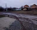 Проблема заключается в неудовлетворительном состоянии дорожного покрытия по ул. Крестьянская и ул. Ейская, после появления песчаного карьера постоянное движение большегрузной техники ухудшает и без того плачевное состояние, в сухую погоду облака пыли создают песчаную бурю. В дождливую погоду дороги превращаются в сплошное месиво.  Эти улицы становятся недоступными для всех видов легкового транспорта, не обеспечены подъездом скорой медицинской помощи, пожарной техники, милиции, нет возможности осуществить перевозку детей в детский сад №20, МОУ СОШ №6, а также к единственному продуктовому магазину в округе. В составе постоянных жителей ДНТ «Луч» и поселка «Койсуг» пенсионеры, родители с грудными детьми, школьниками, аллергики. Дорогу невозможно перейти. Наши конституционные права нарушены!