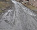 Улицы в поселке Мокрый Батай полностью лишены какого либо покрытия. Щебень завозят сами жители, но он весной полностью погружается в грязь и осенью снова дорога исчезает.
Асфальтового покрытия на этих дорогах не было никогда. Бетонного или какого-либо иного тоже не было.
Только щебень местами, завезенный средствами людей, проживающих на улице. Кто закупил,  того есть покрытие щебня, кто не покупал никогда - там нет ничего.
