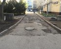 Асфальтовое покрытие дворового проезда и внутренней территории двора дома № 32 ул. Конституции г. Евпатории имеет множественные глубокие ямы, после выпадания дождя на их месте образуются глубокие лужы.