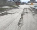 На всем протяжении улицы Крылова многочисленные повреждения.. дорога убита и требует капитального ремонта..