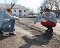 Дорога находится в неудовлетворительном состоянии, разбита, ямы, колеи, выбоины, в дождливую погоду образуются промоины, лужи, затруднено движение пешеходов и автотранспорта (в том числе транспорта специального назначения, скорая, аварийные службы)