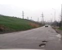 Движение по такой дороге небезопасно, т.к. повреждение дорожного покрытия не соответствует нормативно допустимым, установленным в ГОСТ Р 50597-93 п.3.1.2.  Во многих местах дорога  просела. Обочина выше проезжей части. Бесчисленные латки рассыпаются после каждой зимы. Оползень после каждого проливного дождя сползает на проезжую часть, что еще больше усложняет движение по данной дороге (т.е. требуется укрепление грунта габионами). В 2017г., объезжая ямы и оползень, перевернулся автобус с пассажирами.