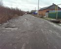 Дорога нормально не ремонтировалась очень много лет (более 12 лет), подсыпались ямы в асфальте грязью. Ямы не маленькие, иномарки чиркают защитой. Лужи стоят 10 месяцев из 12.