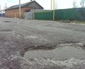 Дорога нормально не ремонтировалась очень много лет (более 12 лет), подсыпались ямы в асфальте грязью. Ямы не маленькие, иномарки чиркают защитой. Лужи стоят 10 месяцев из 12.