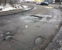 дорога вся в ямах, местами ямы невозможно объехать - а глубина достигает 15-20см.